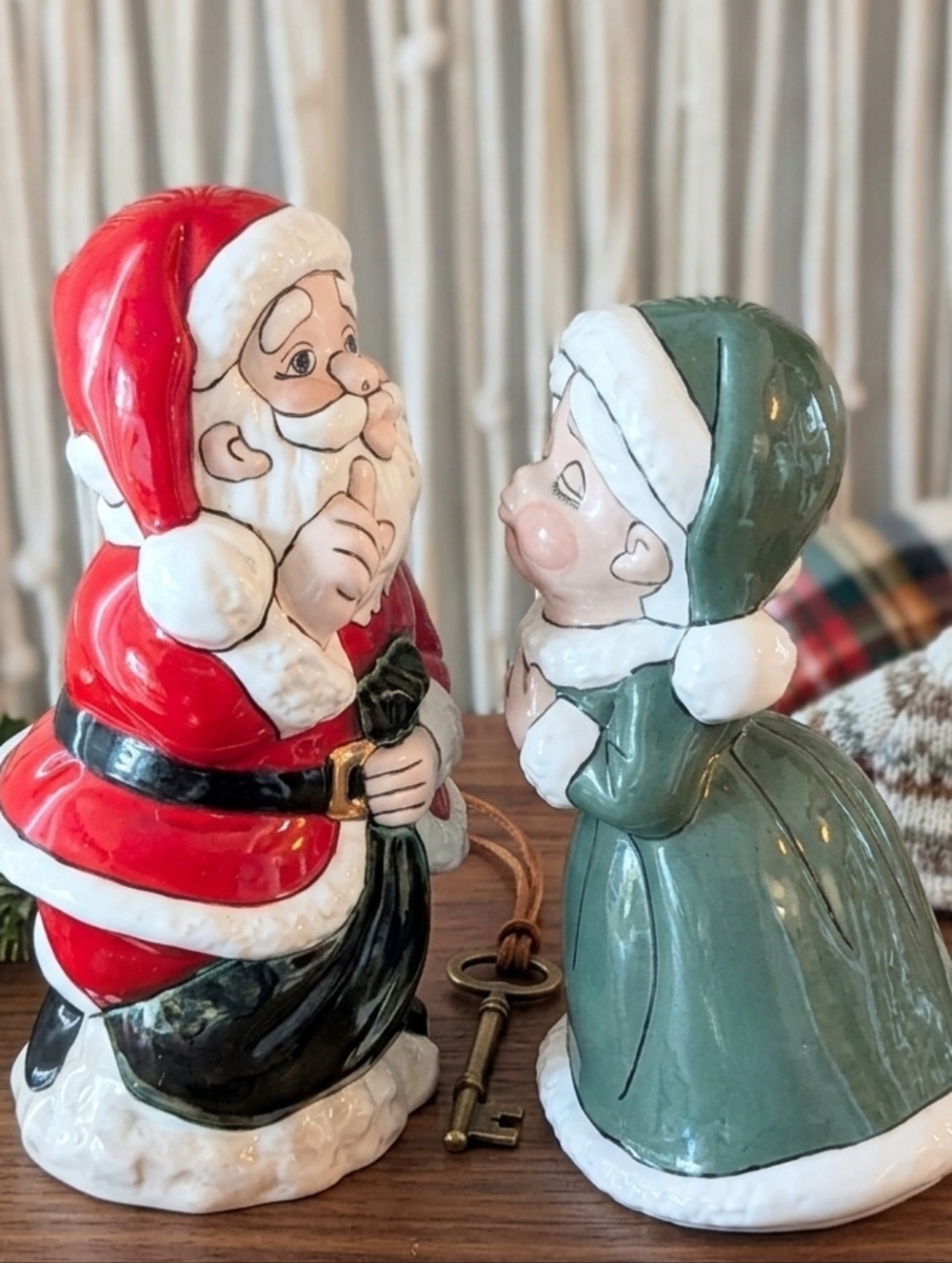 Vintage 1987 Ceramic Kissing Santa & Mrs. Claus – 8” – Excellent Condition! ✨